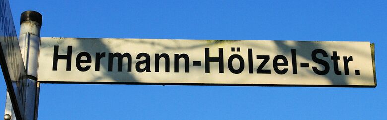 Straßenschild Hermann-Hölzel-Straße