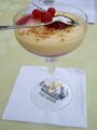 Crema Tijuana Hausgemachte Vanillecreme, verfeinert mit Krokant und Erdbeerragout
